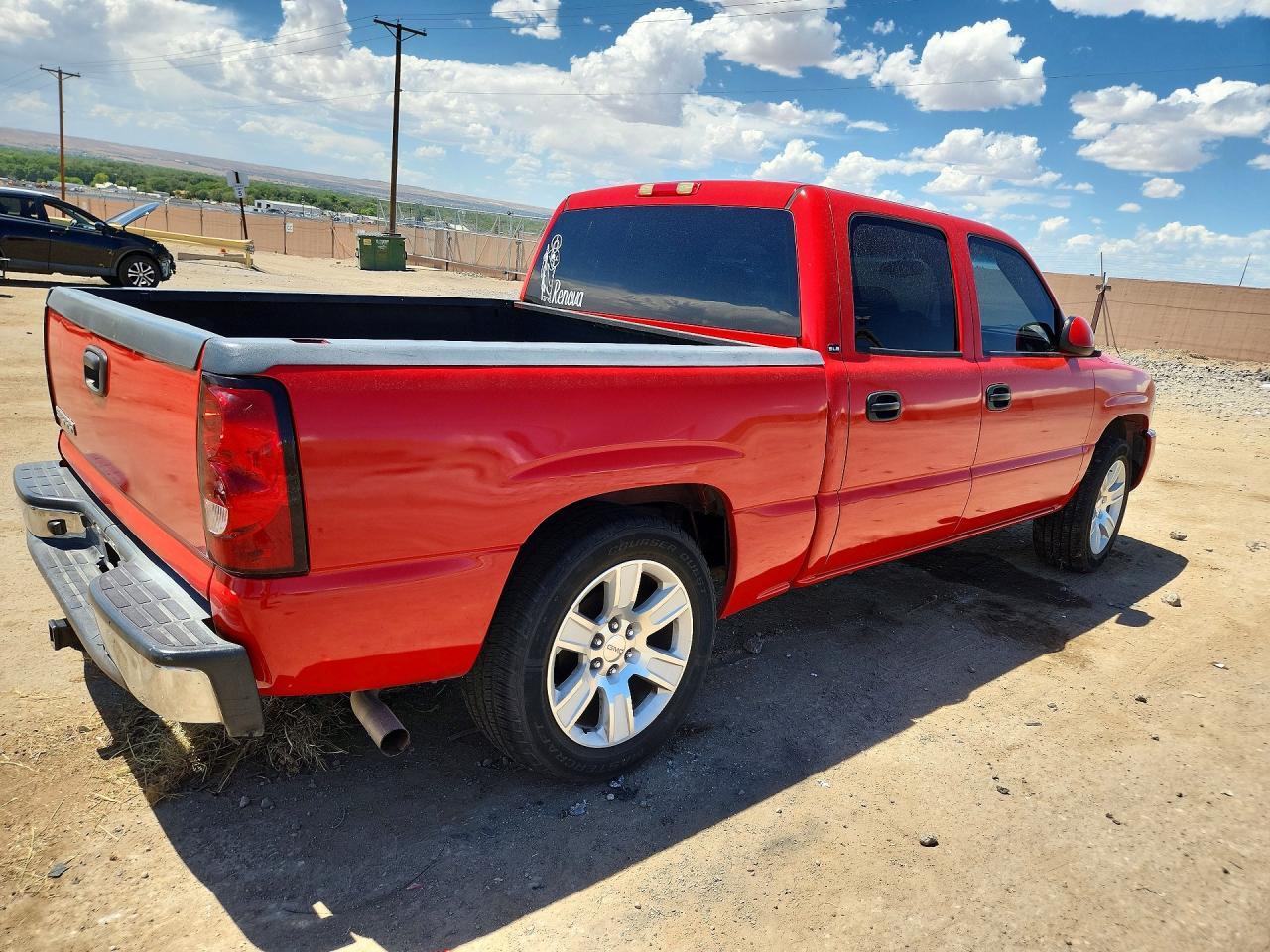 2005 GMC New Sierra C1500 - Image 3
