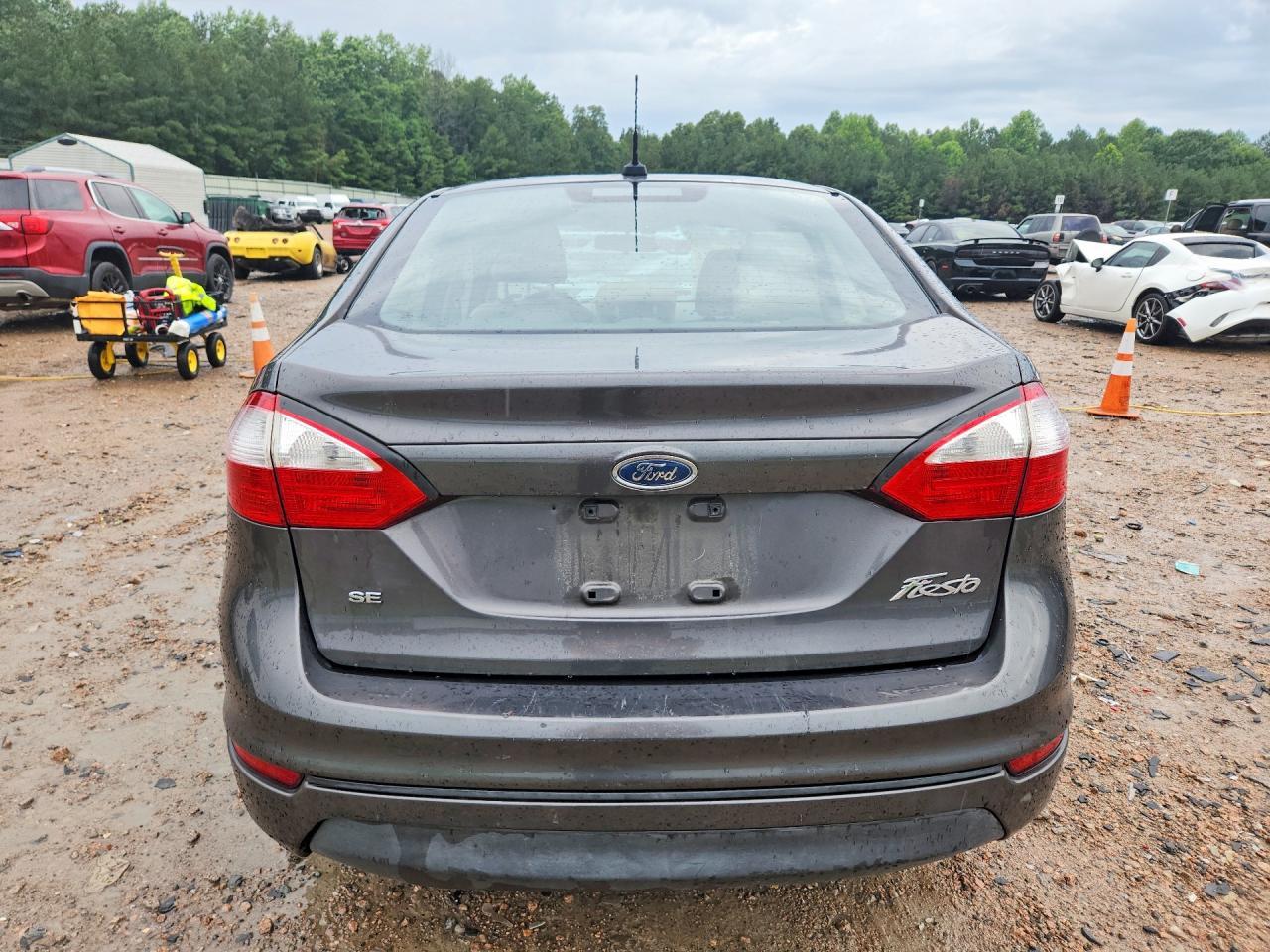 2015 Ford Fiesta Se - Фото 6