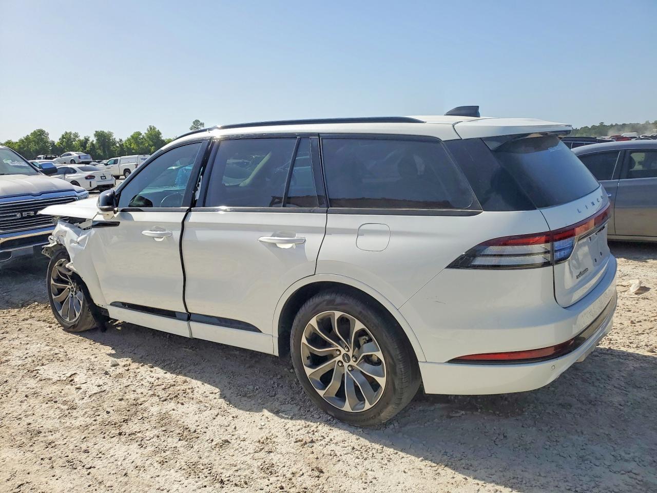 2025 Lincoln Aviator - Image 2