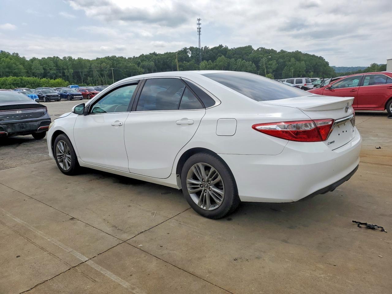 2016 Toyota Camry Se - Фото 2
