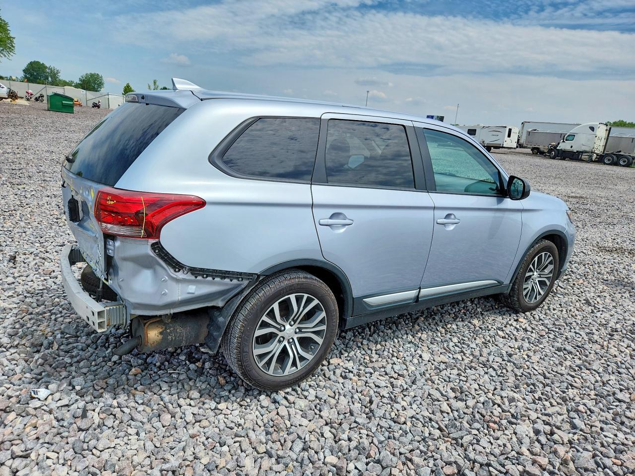 2017 Mitsubishi Outlander Es - Фото 3