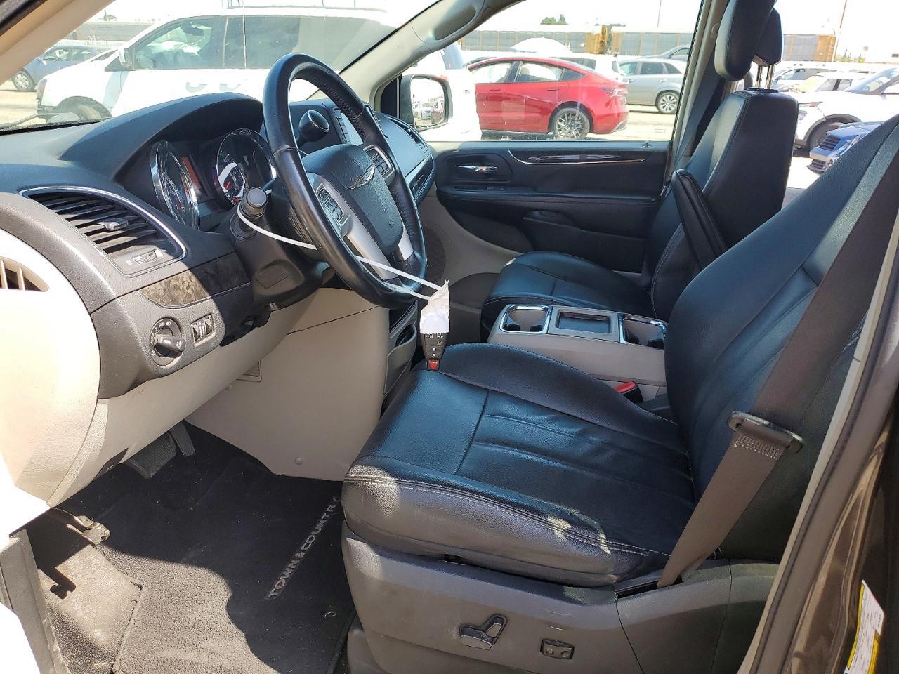 2015 Chrysler Town & Country Touring - Image 7