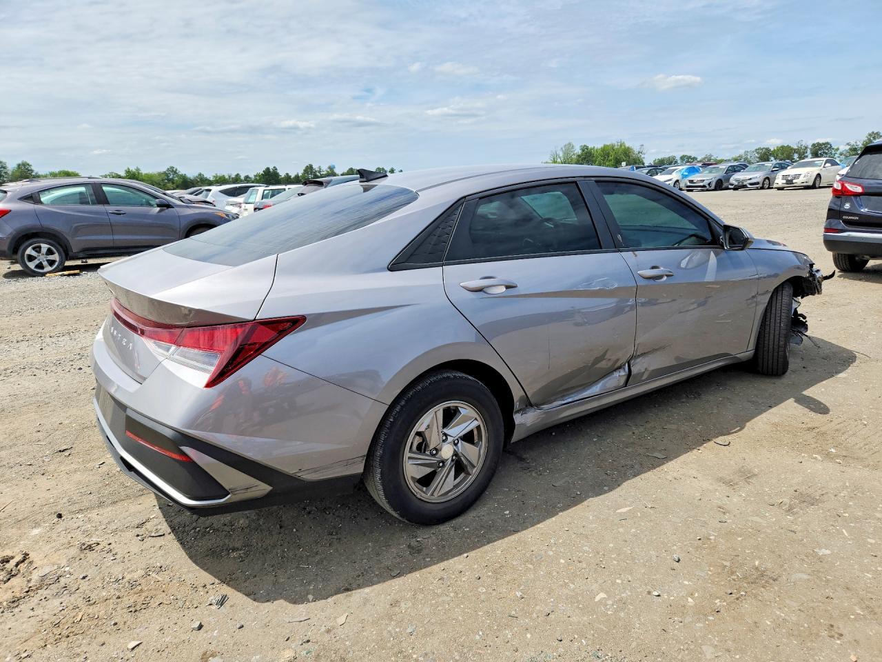 2025 Hyundai Elantra Se - Image 3