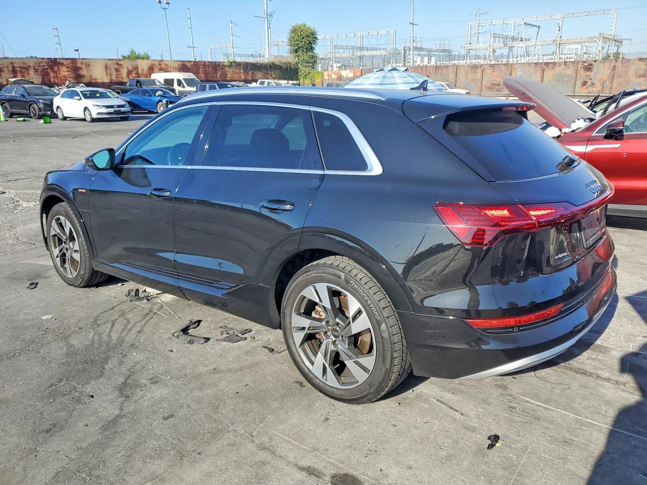 2022 Audi E-Tron Premium - Фото 2
