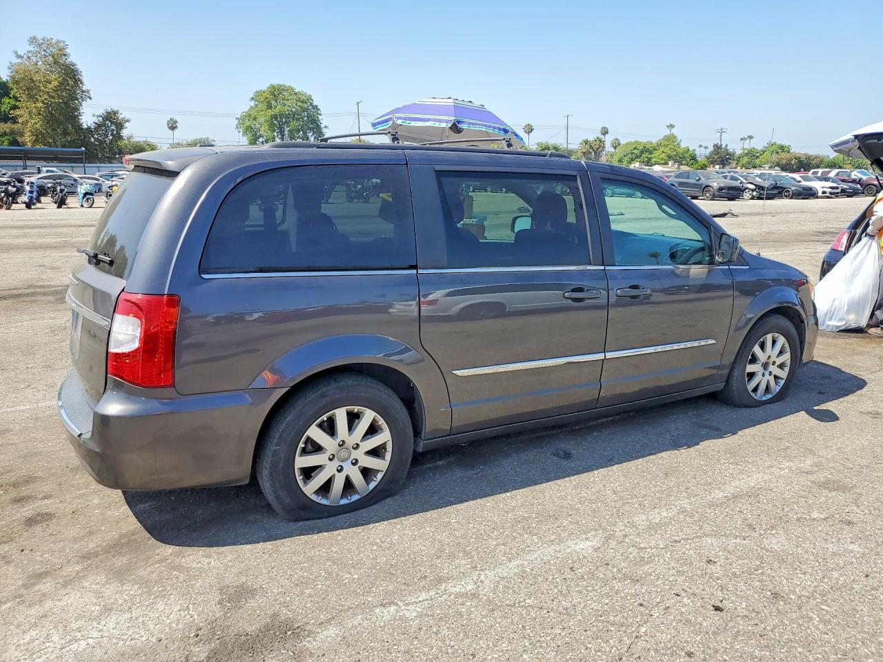 2015 Chrysler Town & Country Touring - Image 3