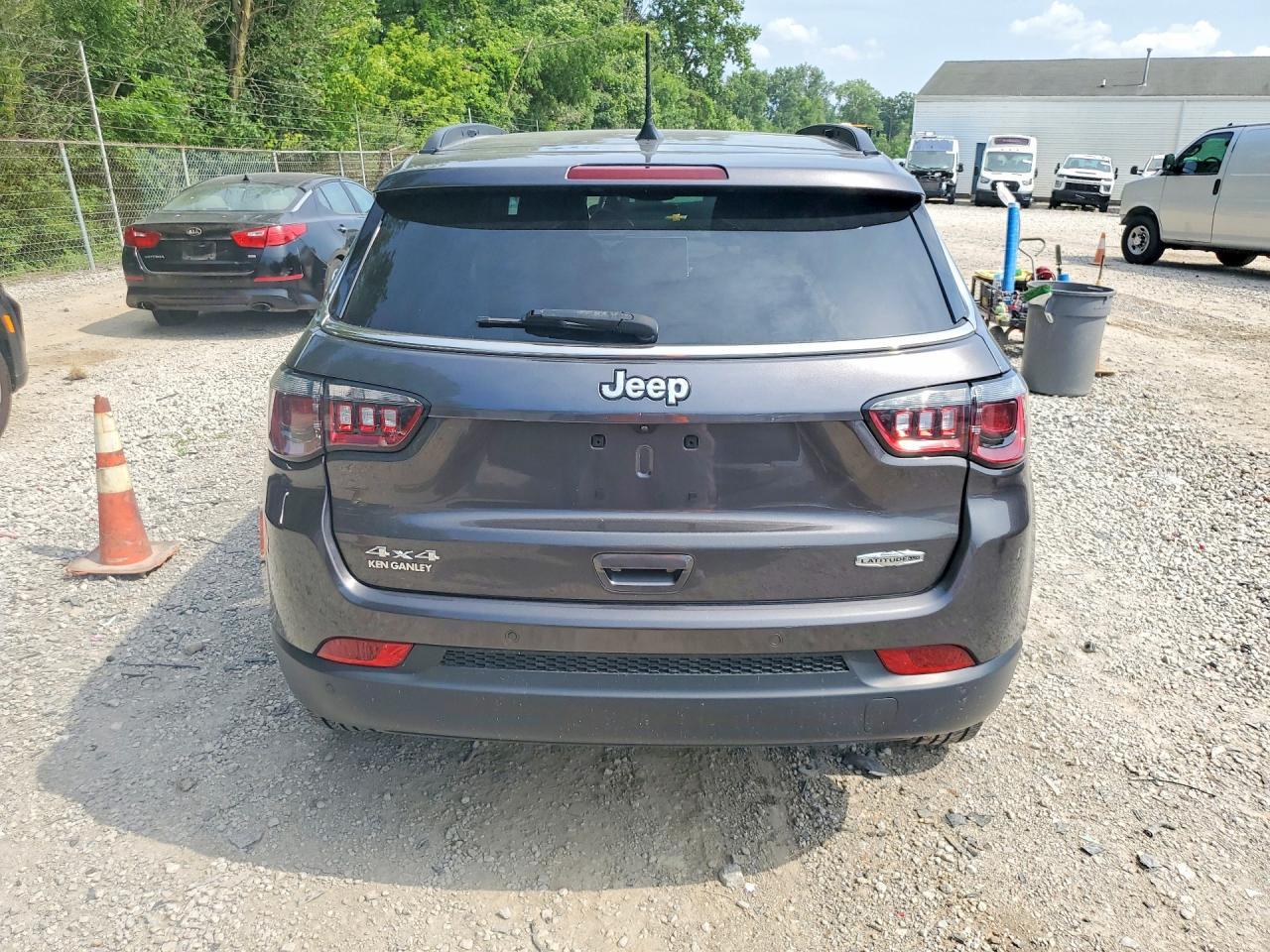 2023 Jeep Compass Latitude Lux - Image 6