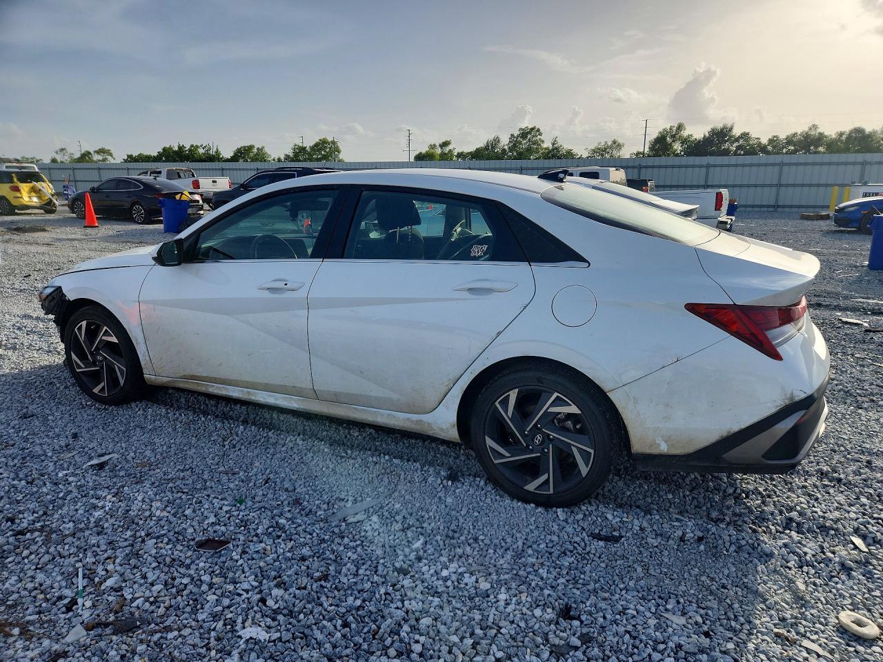 2025 Hyundai Elantra Sel - Image 2