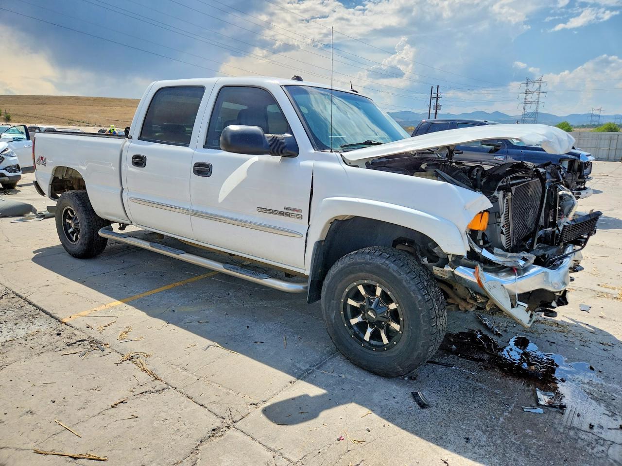 2004 GMC Sierra K2500 Heavy Duty - Image 4