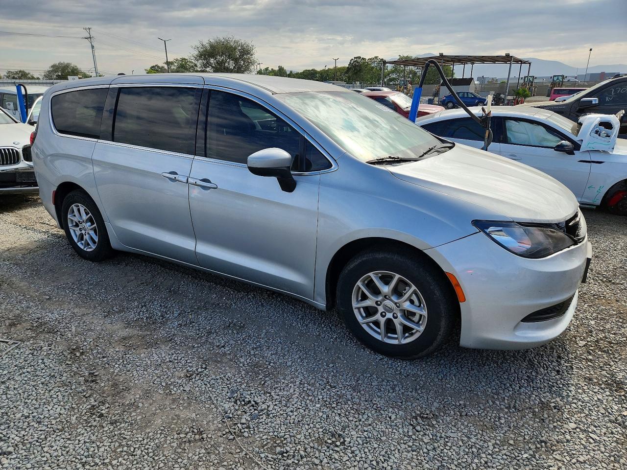 2023 Chrysler Voyager Lx - Image 4