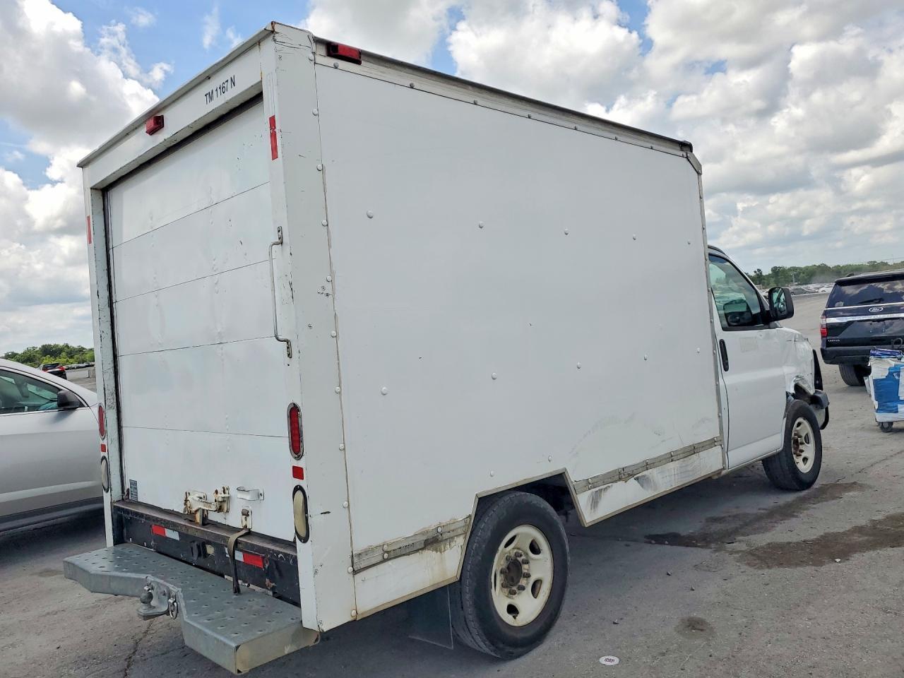 2011 GMC Savana Cutaway G3500 - Фото 3