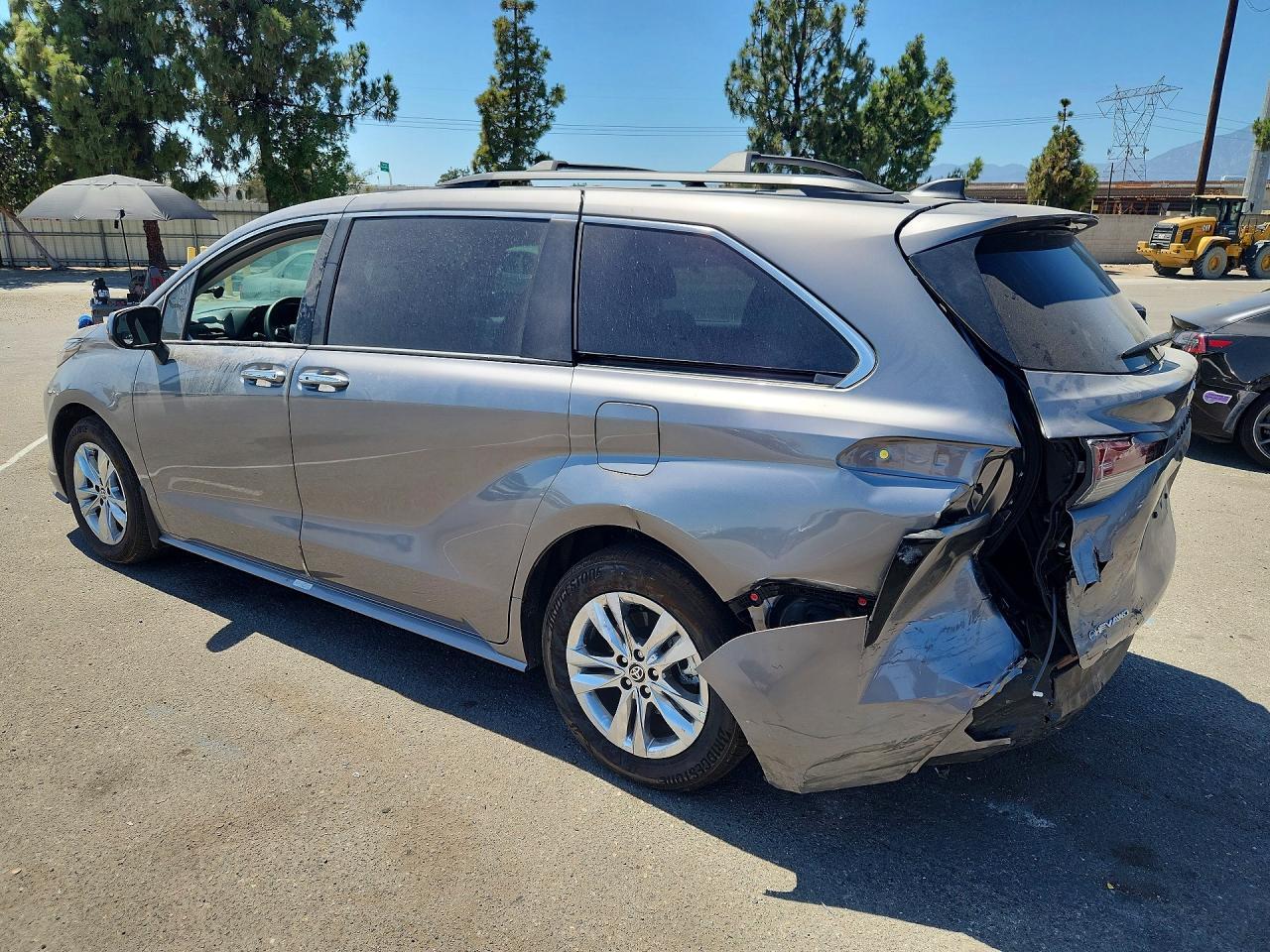 2026 Toyota Sienna Xle 7-Passenger - Image 2