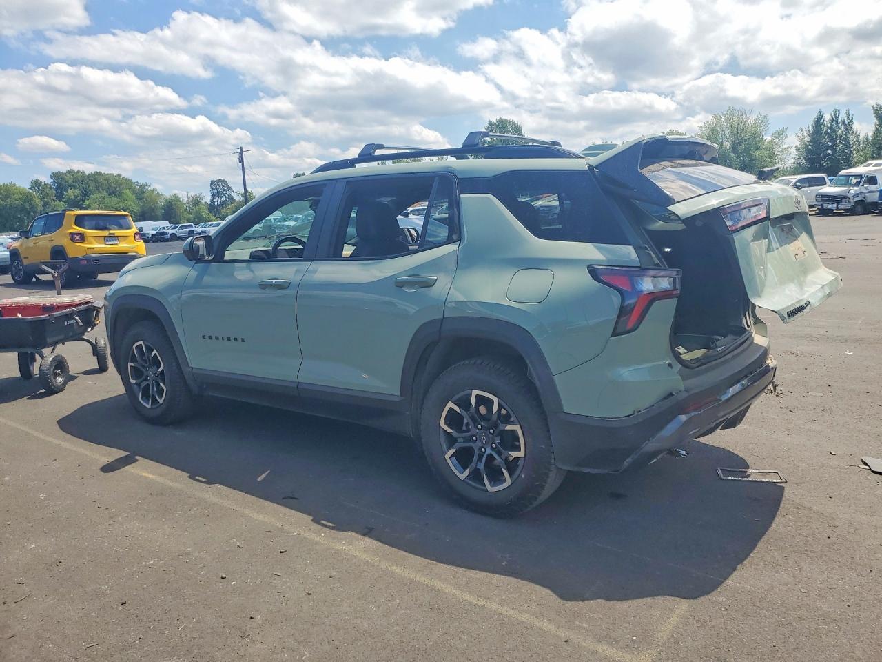 2025 Chevrolet Equinox Activ - Image 2