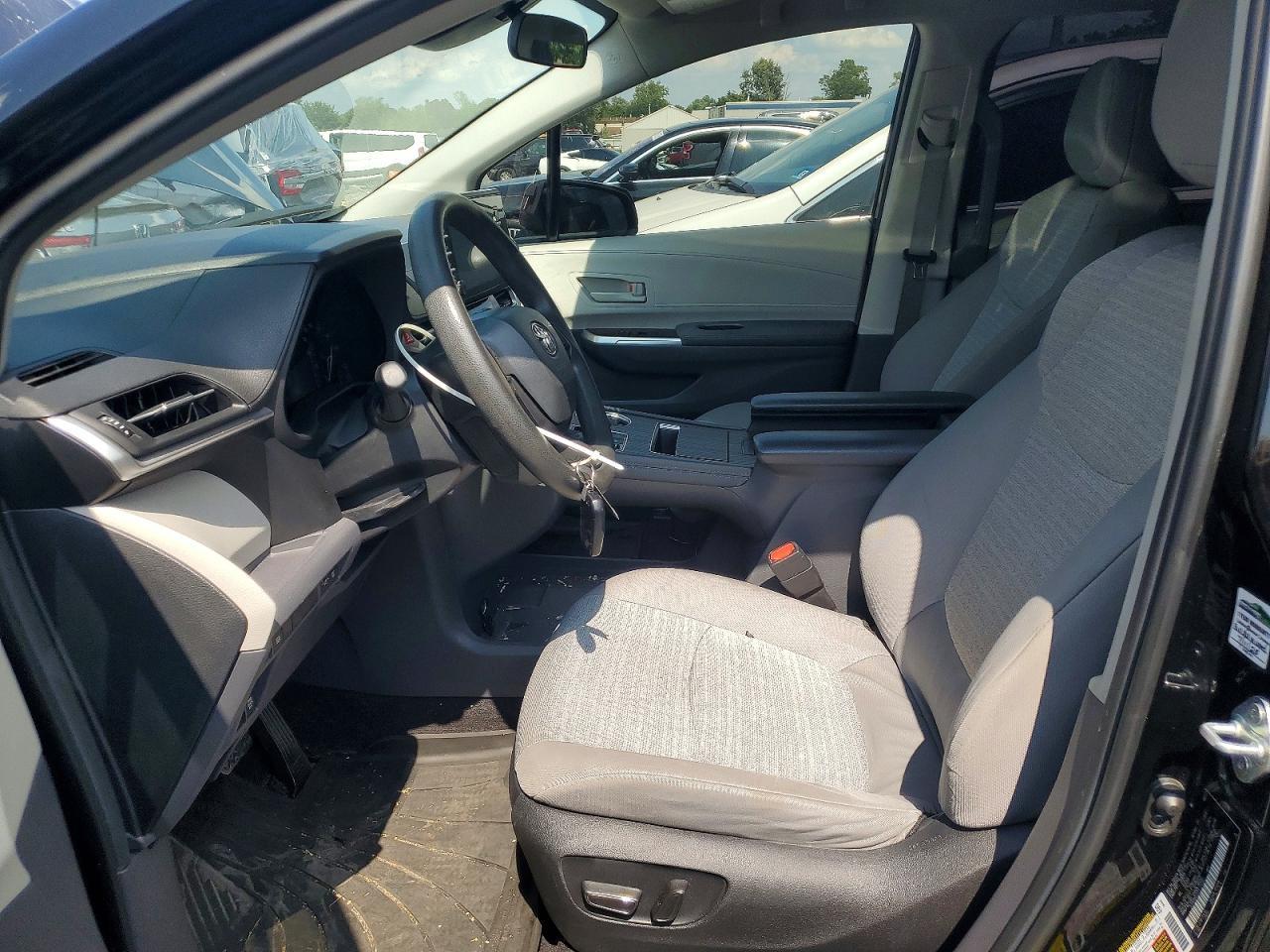 2023 Toyota Sienna Le - Image 7