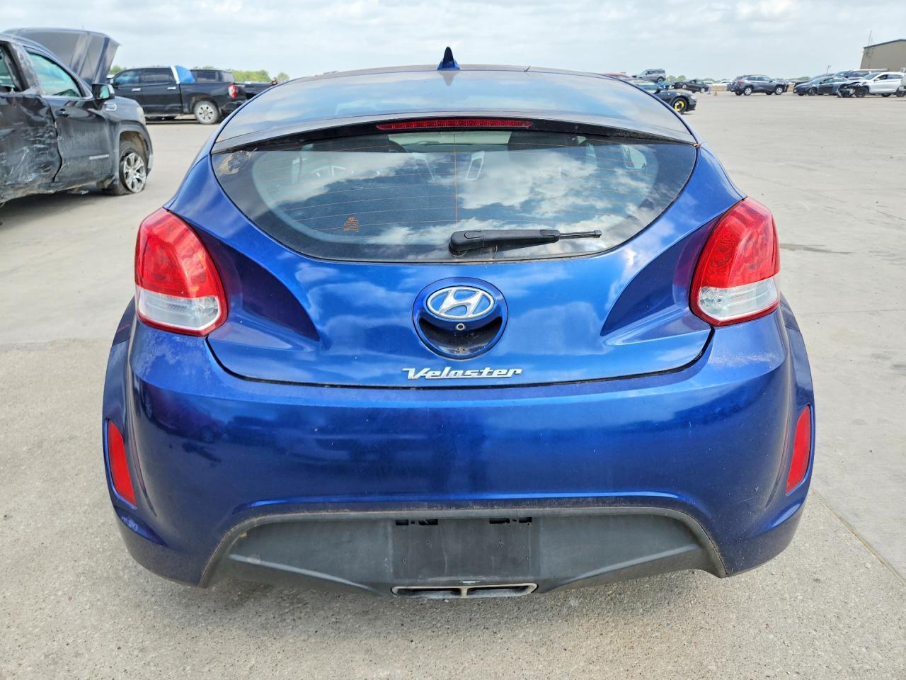 2016 Hyundai Veloster Base - Image 6