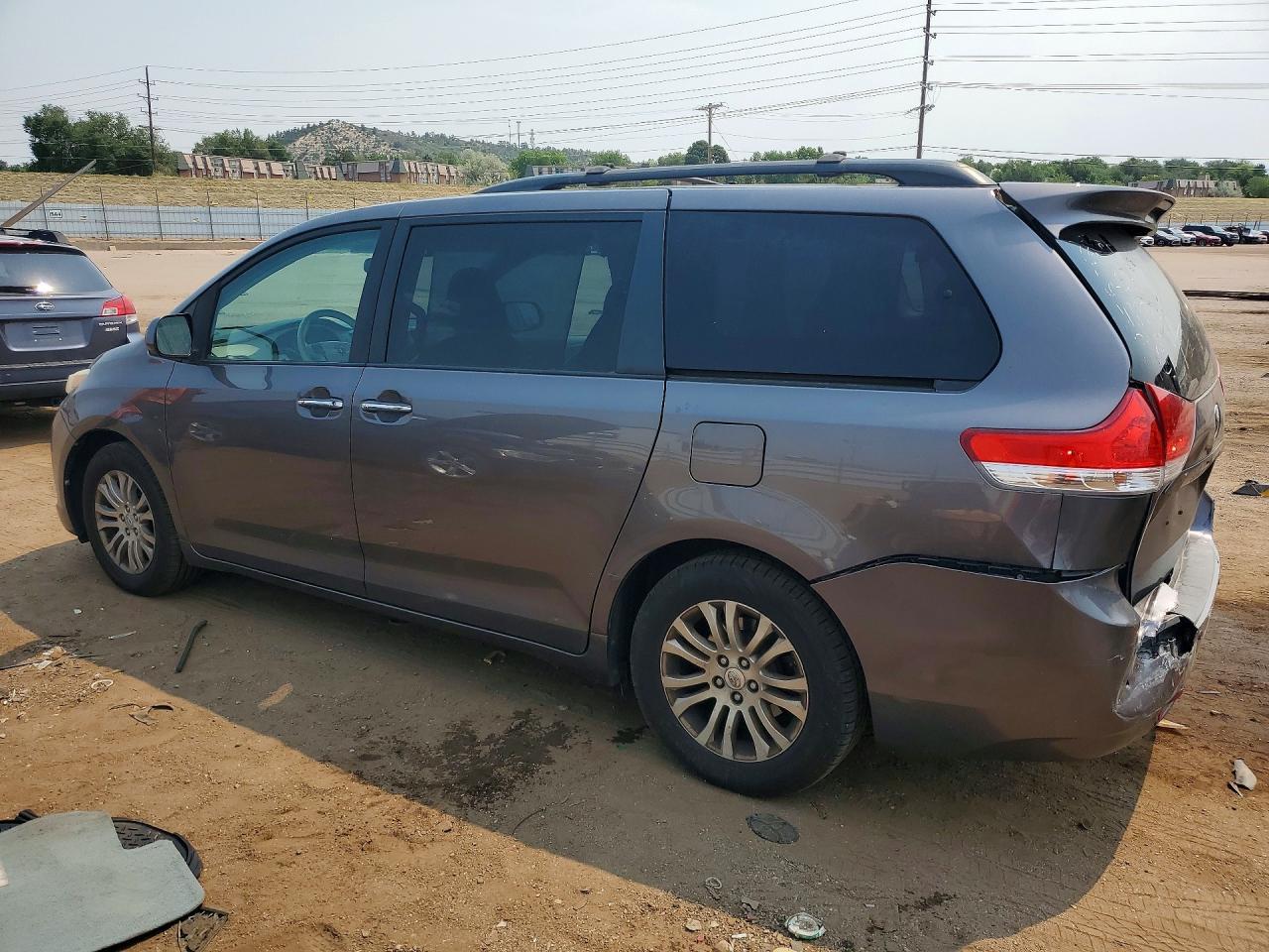 2011 Toyota Sienna Xle 8-Passenger - Фото 2