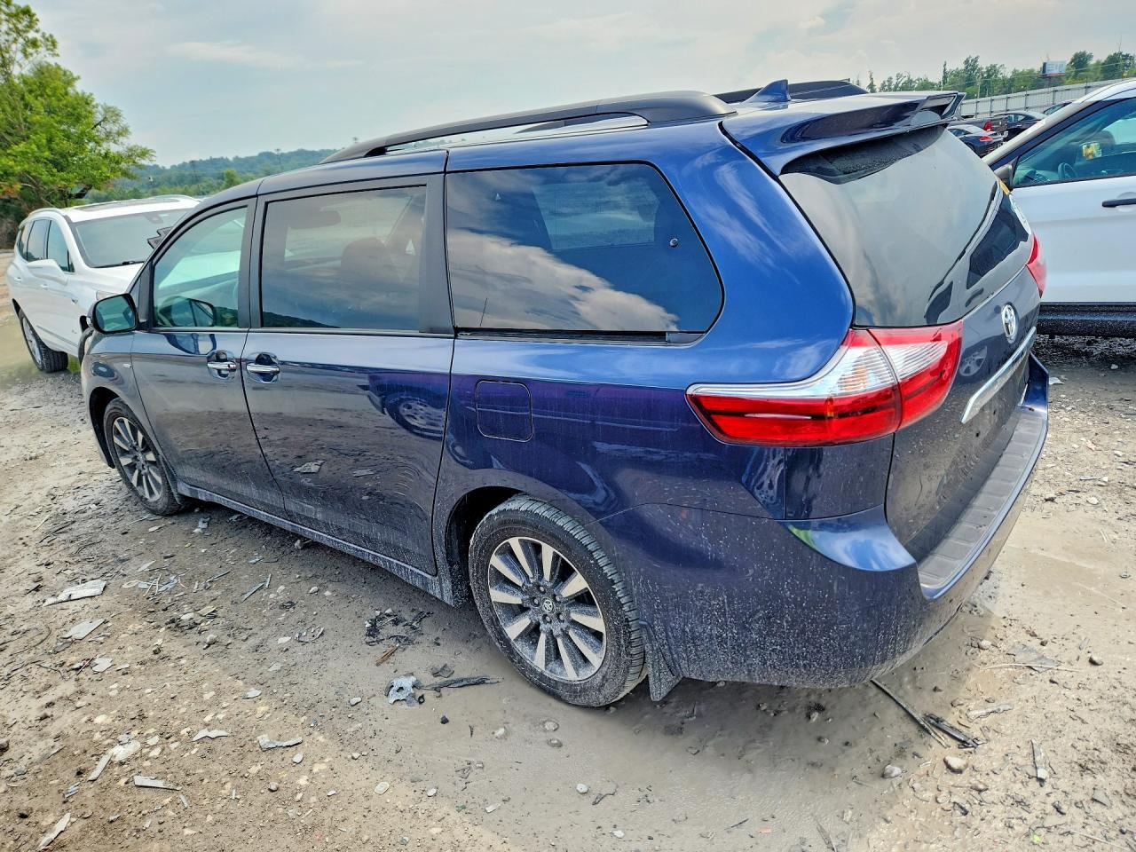 2020 Toyota Sienna Limited 7-Passenger - Фото 2