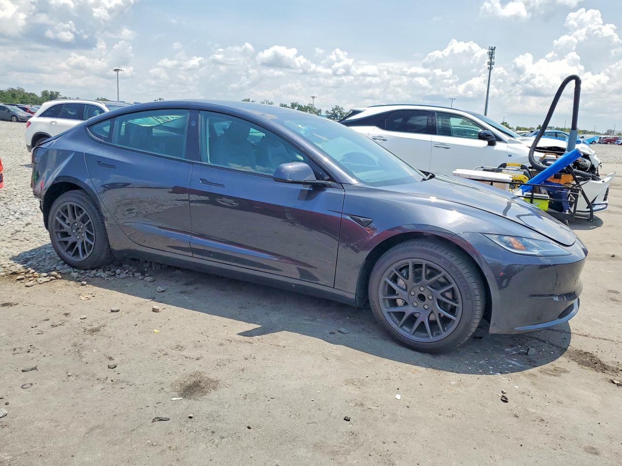 2026 Tesla Model 3 - Фото 4