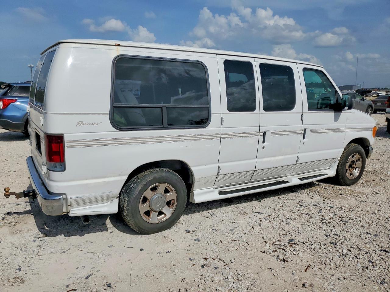 2005 Ford Econoline E150 Van - Image 3