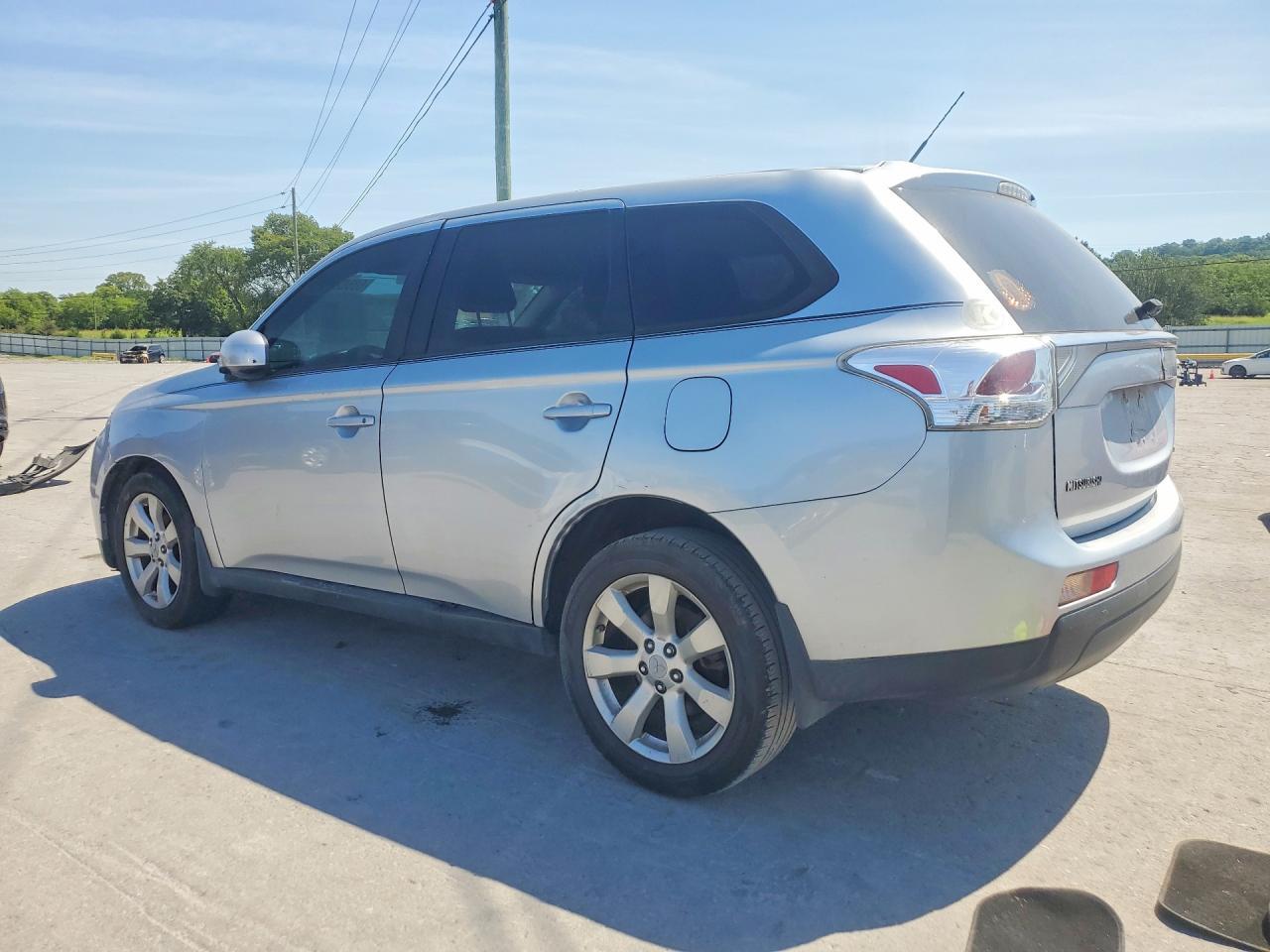 2014 Mitsubishi Outlander Es - Image 2