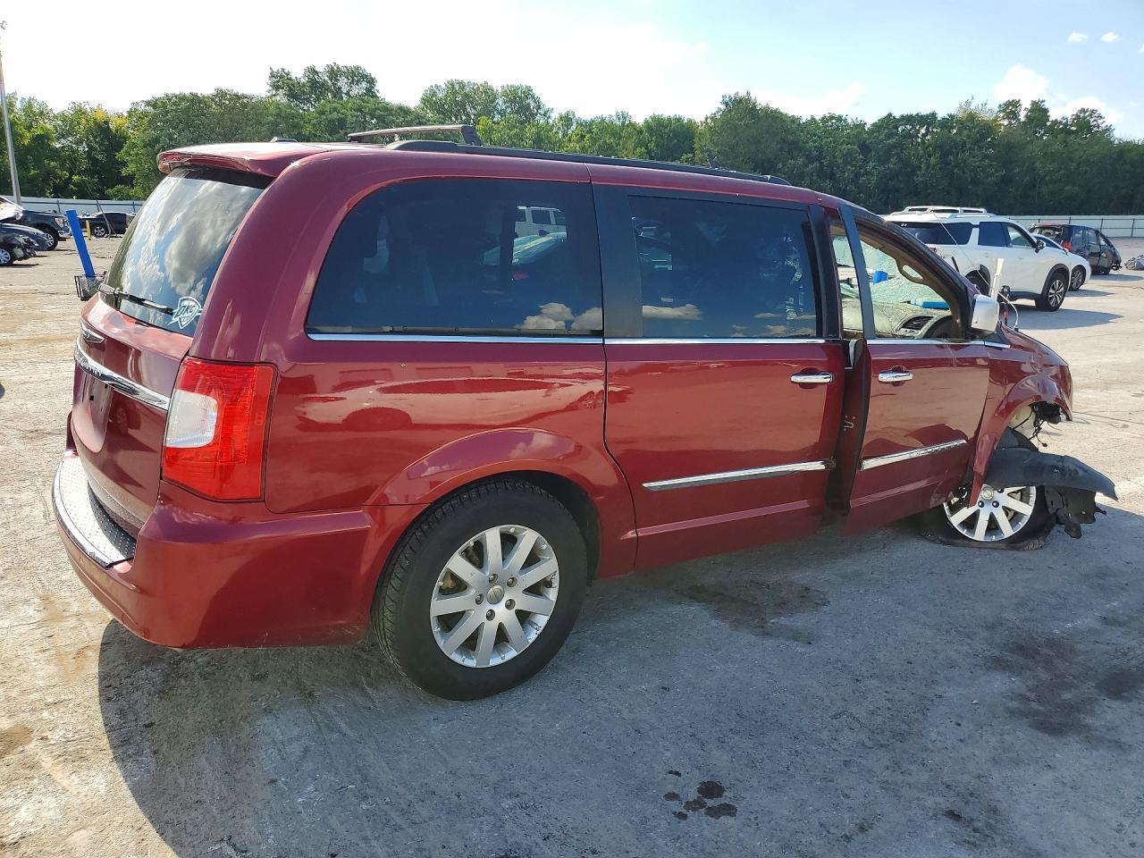 2012 Chrysler Town & Country Touring L - Image 3