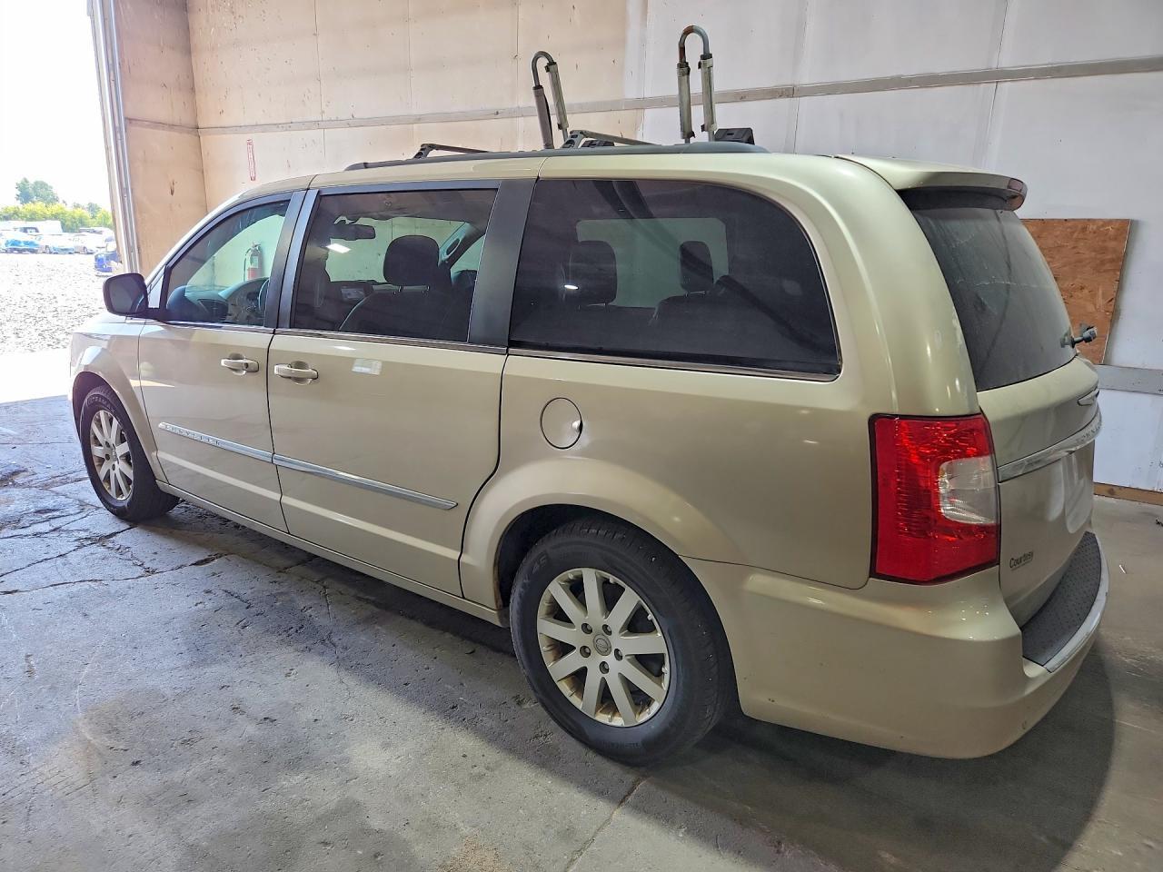 2012 Chrysler Town & Country Touring - Фото 2