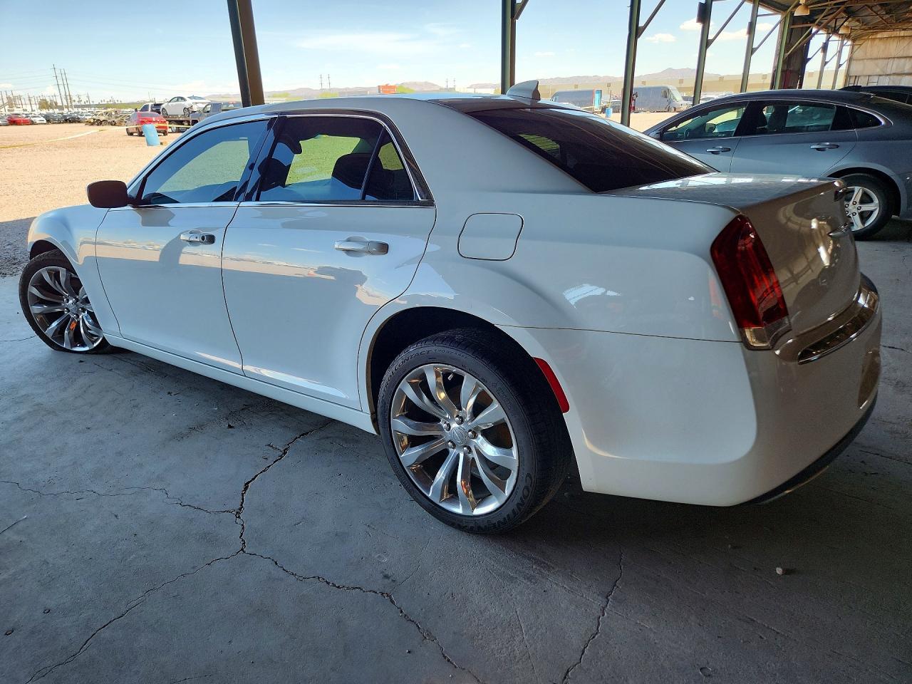 2020 Chrysler 300 Touring - Фото 2