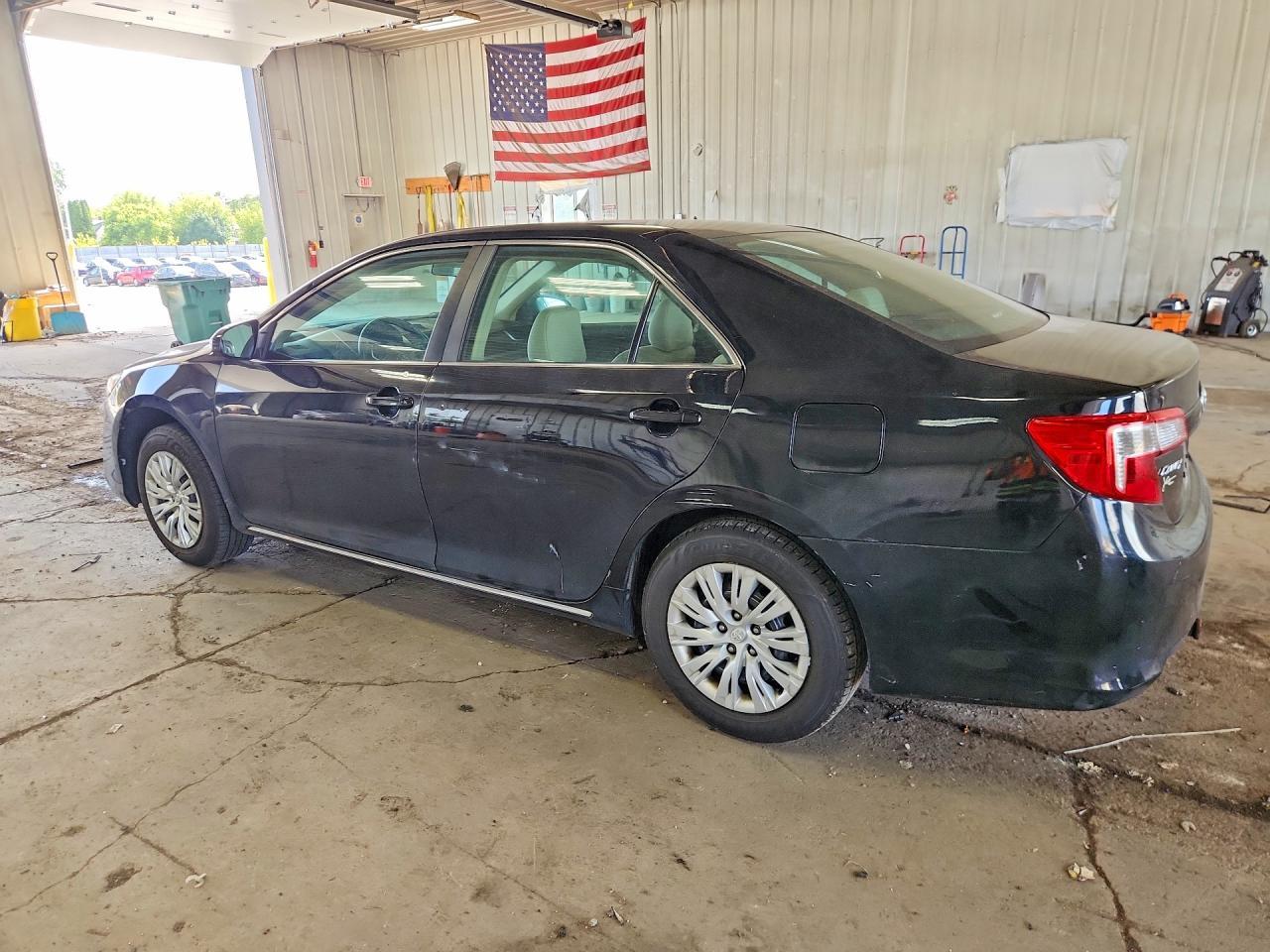 2012 Toyota Camry Le - Фото 2