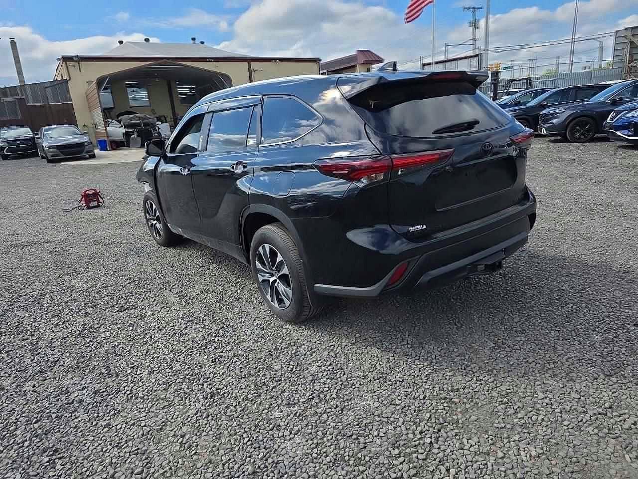 2025 Toyota Highlander Xle - Image 2
