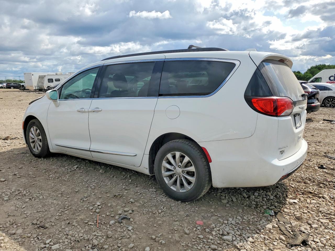 2017 Chrysler Pacifica Touring L - Image 2