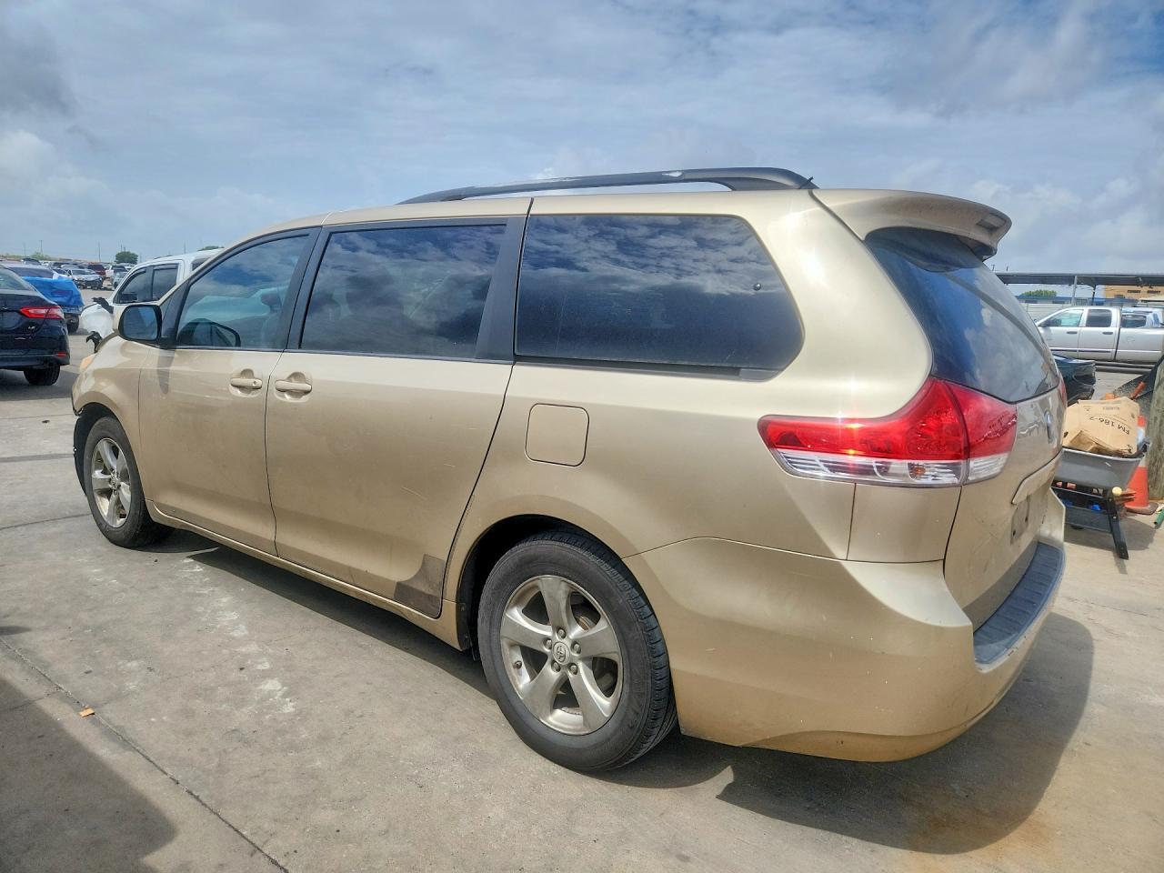 2011 Toyota Sienna Le - Image 2