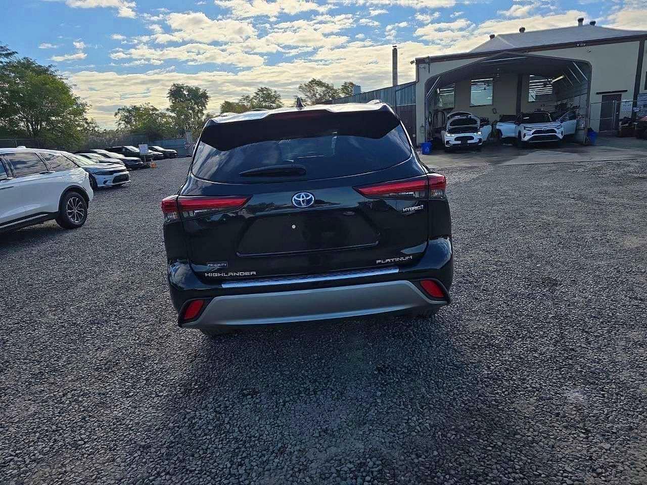 2023 Toyota Highlander Hybrid Platinum - Image 6