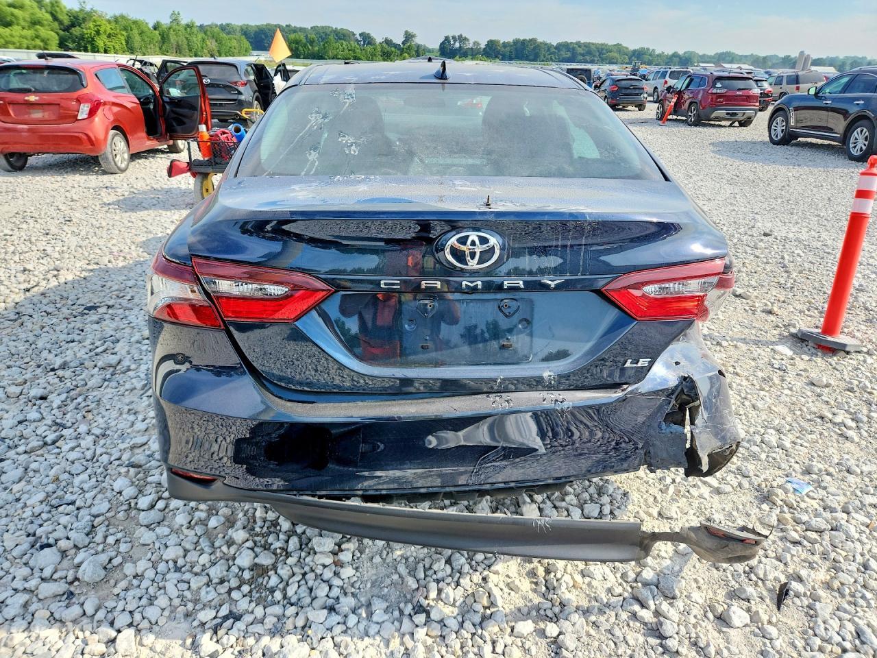 2021 Toyota Camry Le - Фото 6