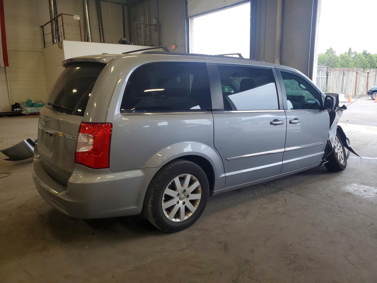 2016 Chrysler Town & Country Touring - Image 3