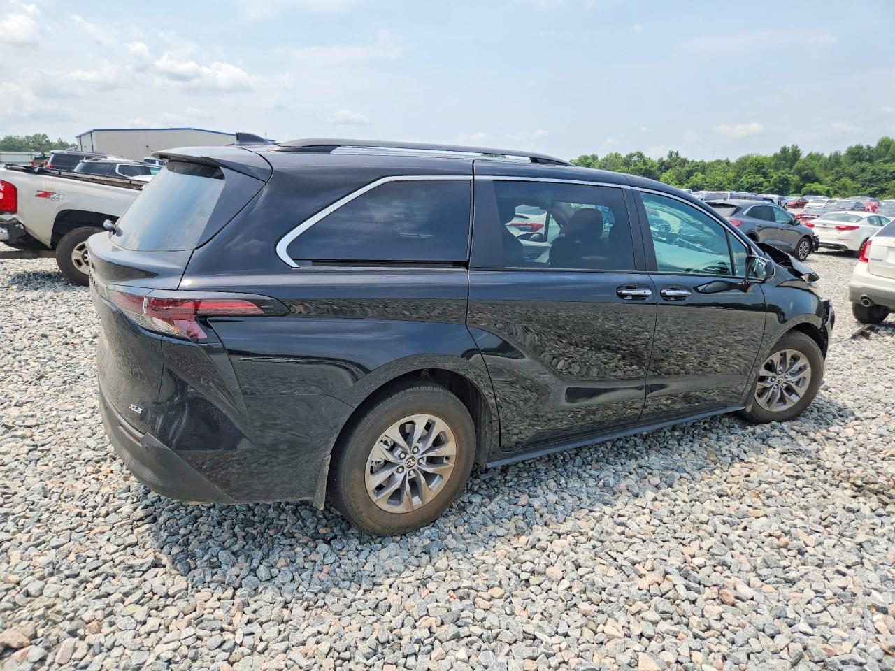 2026 Toyota Sienna Xle 7-Passenger - Image 3