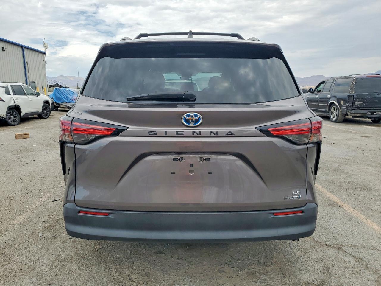 2021 Toyota Sienna Le - Image 6