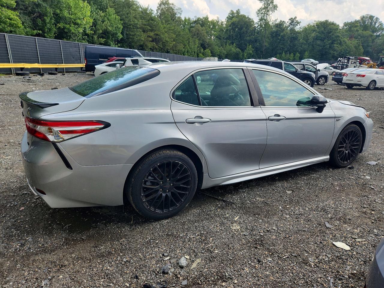 2020 Toyota Camry Se - Фото 3
