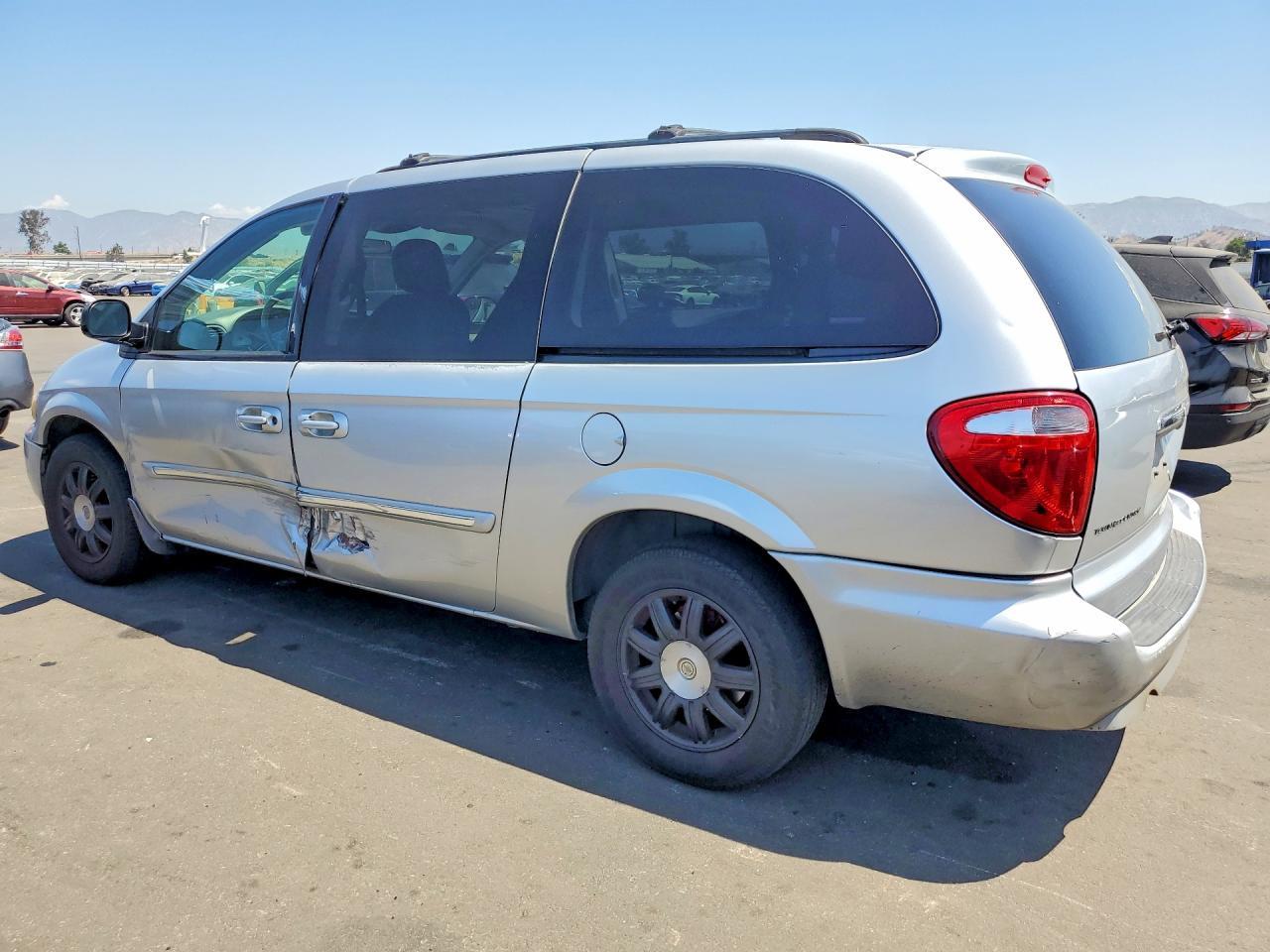 2007 Chrysler Town & Country Touring - Image 2
