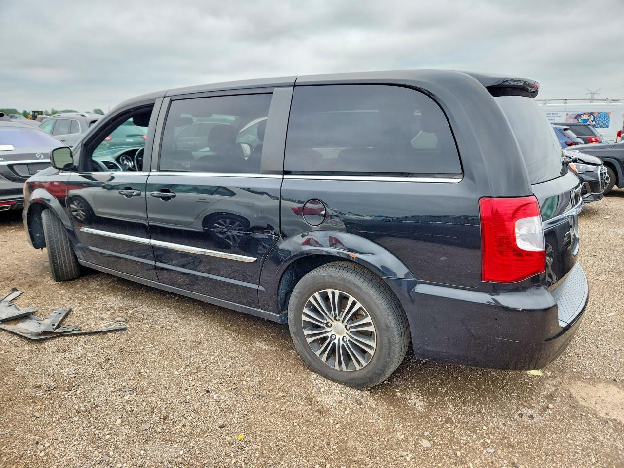 2014 Chrysler Town & Country S - Фото 2