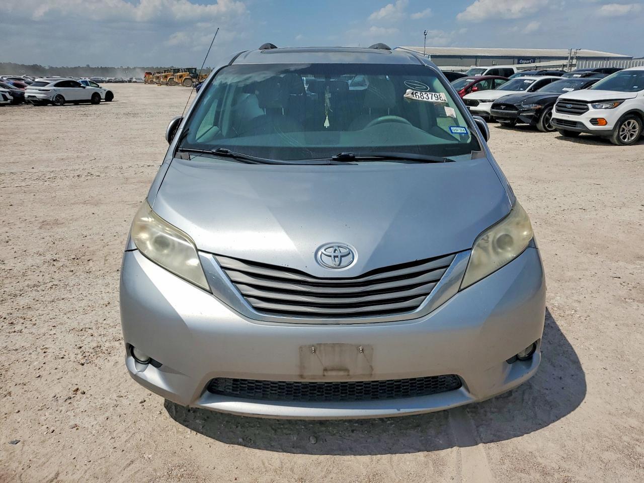 2013 Toyota Sienna Xle 8-Passenger - Image 5