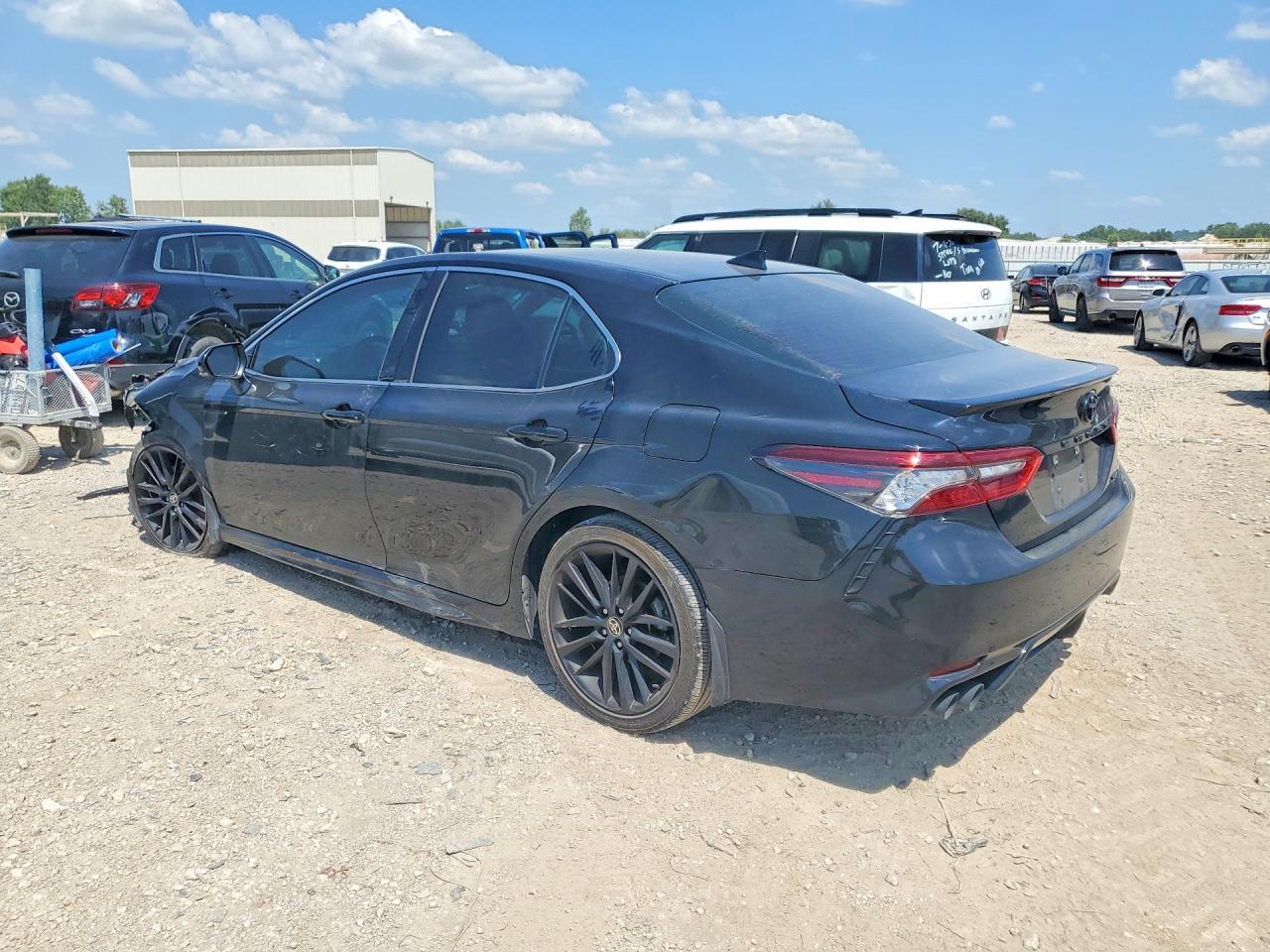 2021 Toyota Camry Xse - Фото 2