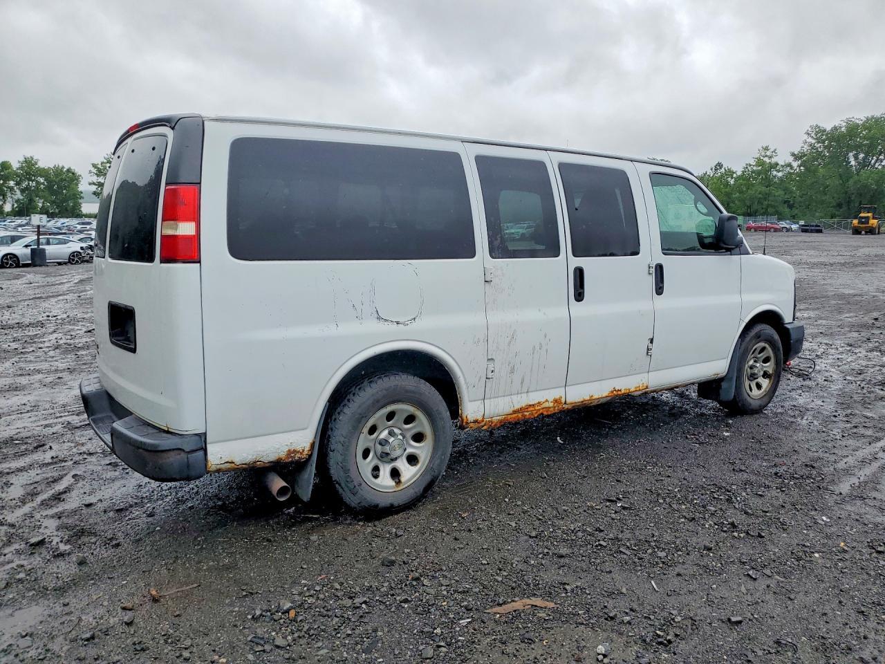 2013 Chevrolet Express G1500 Ls - Фото 3