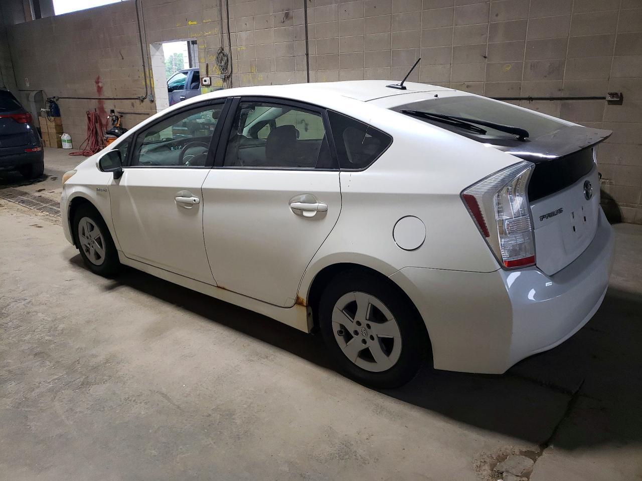 2011 Toyota Prius Two - Фото 2
