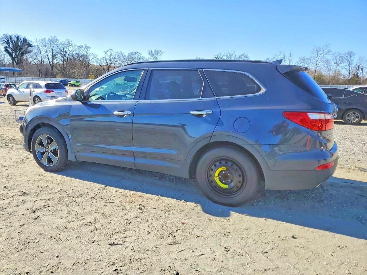 2016 Hyundai Santa Fe Se - Image 2