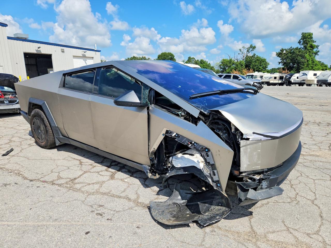 2025 Tesla Cybertruck - Фото 4