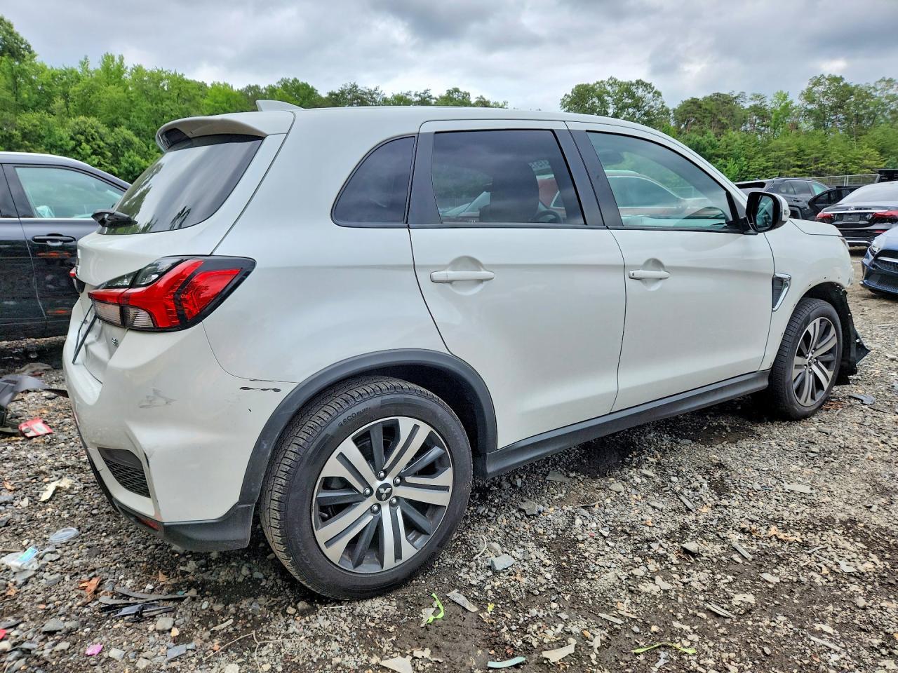 2021 Mitsubishi Outlander 4D Es - Фото 3