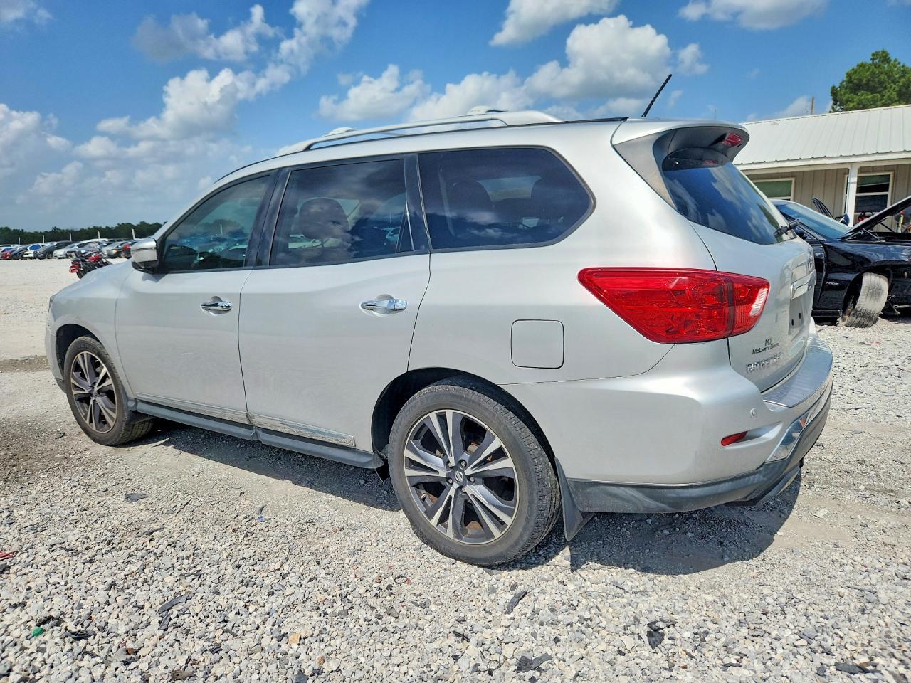 2017 Nissan Pathfinder Platinum - Image 2