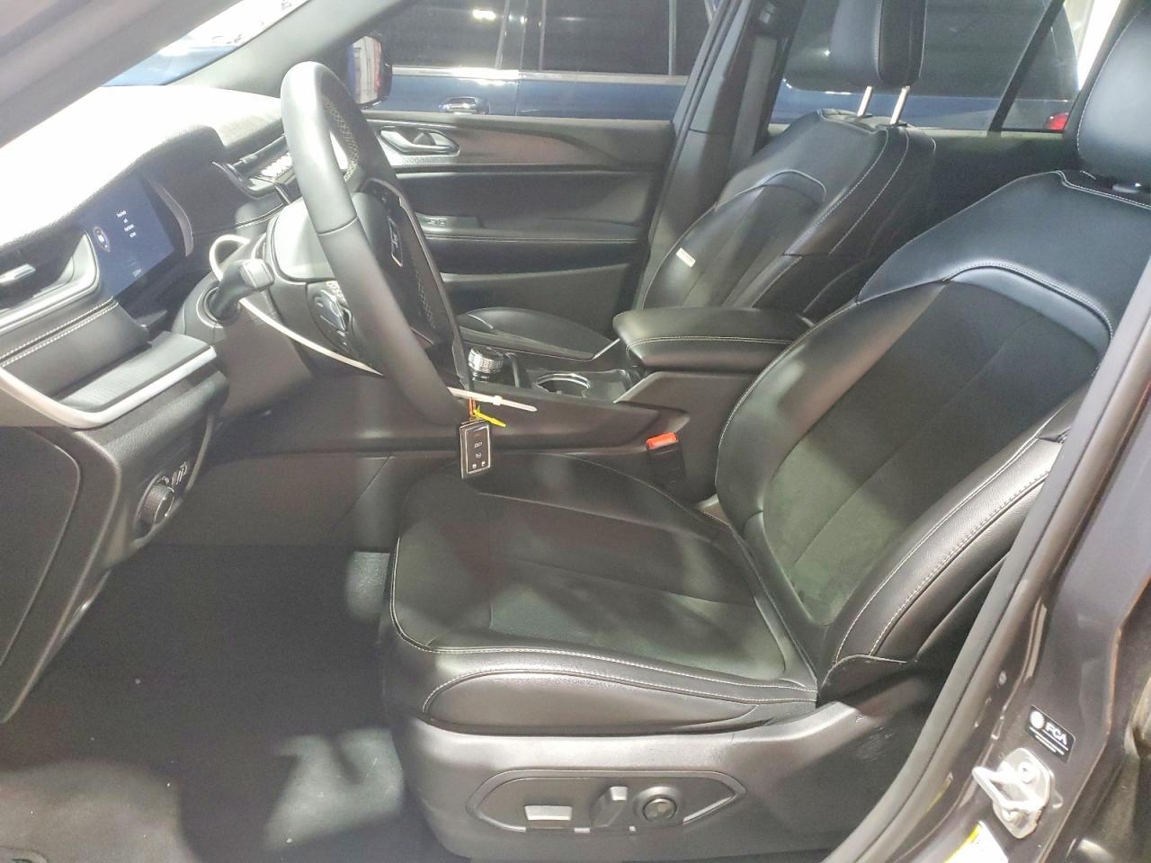 2025 Jeep Grand Cherokee Laredo - Image 7
