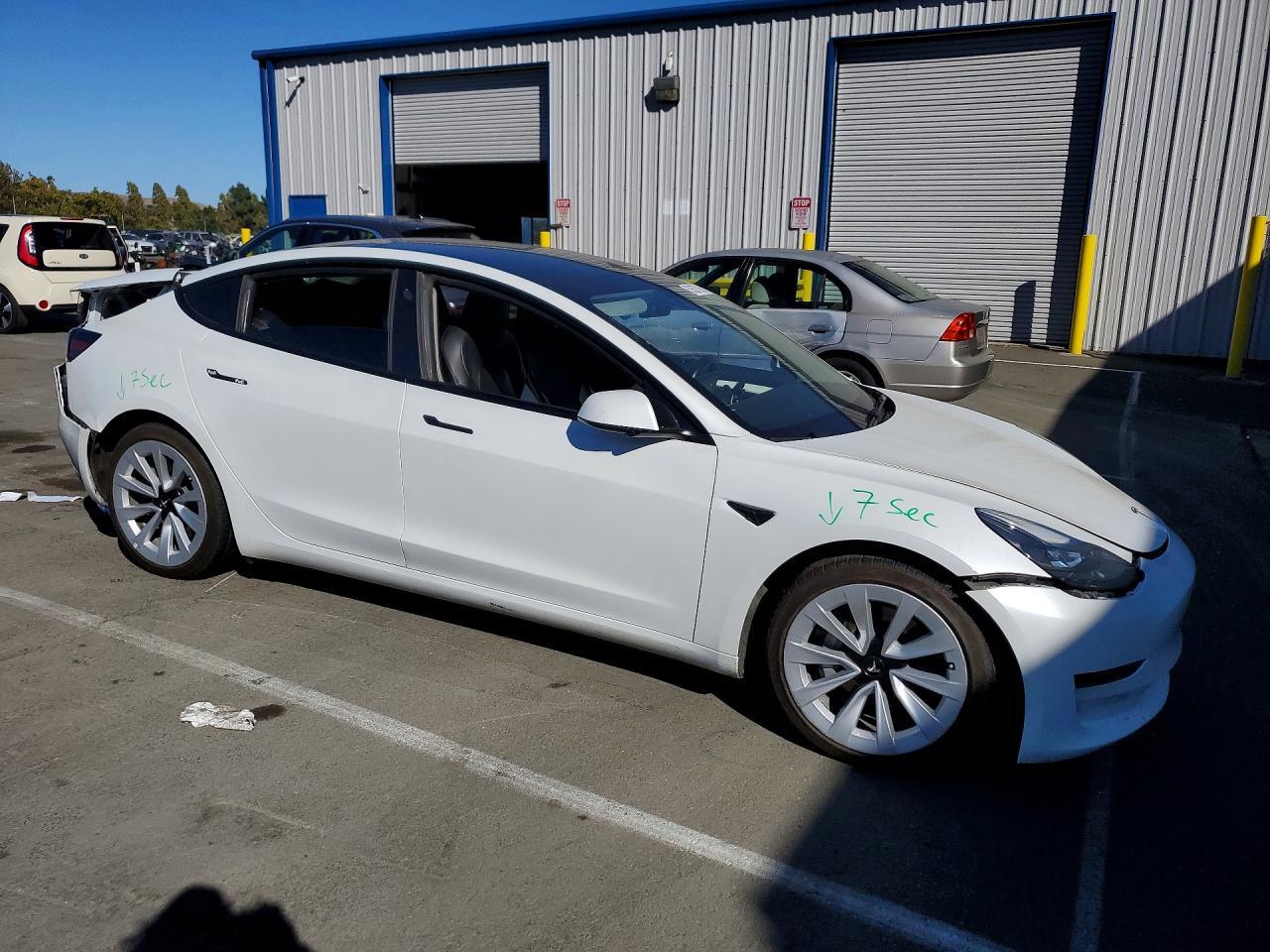 2023 Tesla Model 3 - Фото 4