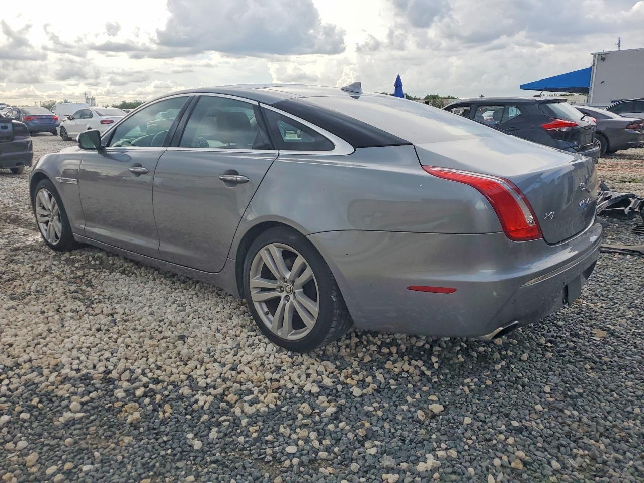 2013 Jaguar Xj - Image 2
