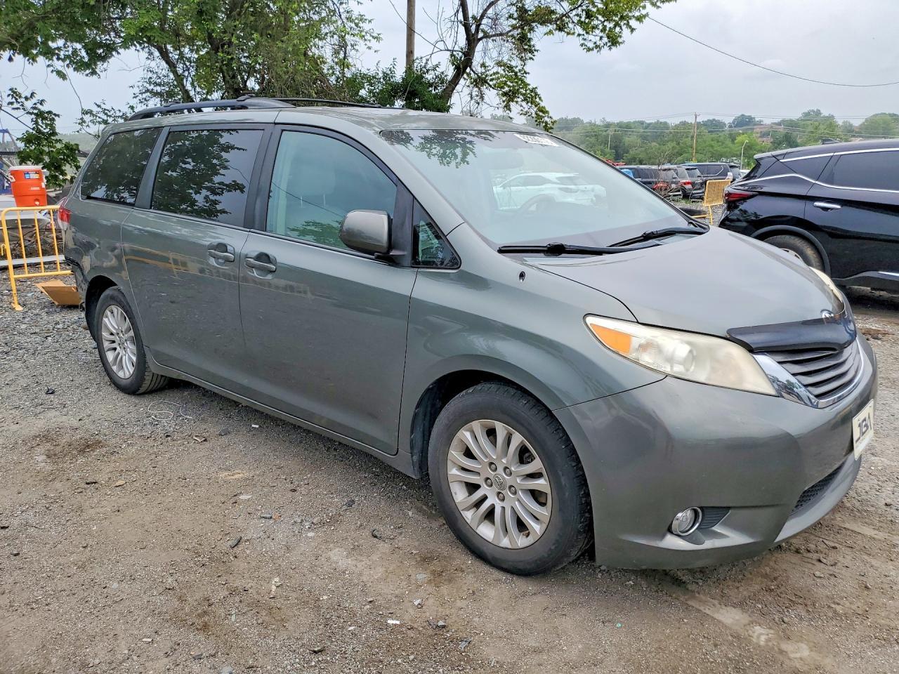 2014 Toyota Sienna Xle 8-Passenger - Фото 4
